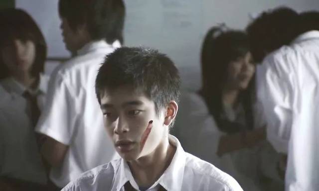 4名少年残忍杀死同学,在法庭相视而笑:孩子最缺的,是敬畏教育