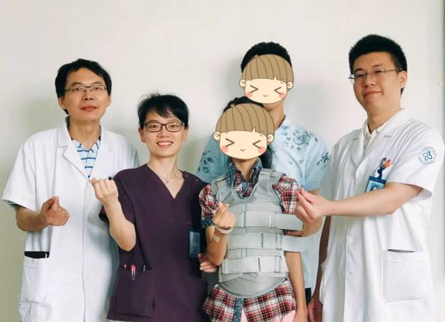 宁波市第一医院骨科脊柱团队成功完成一例特发性脊柱侧凸畸形术,手术