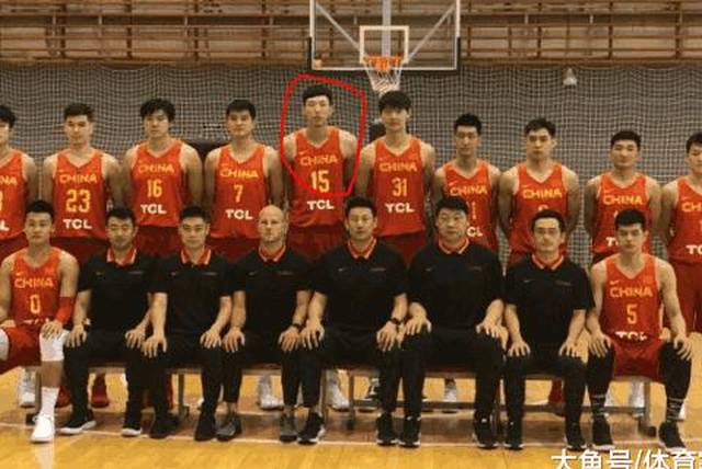 周琦成男篮红队全家福亮点, 他的体型已不输同期姚明