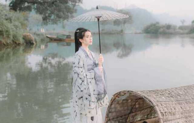 蒹葭采采,白露未已.所谓伊人,在水之涘. 溯洄从之,道阻且右.