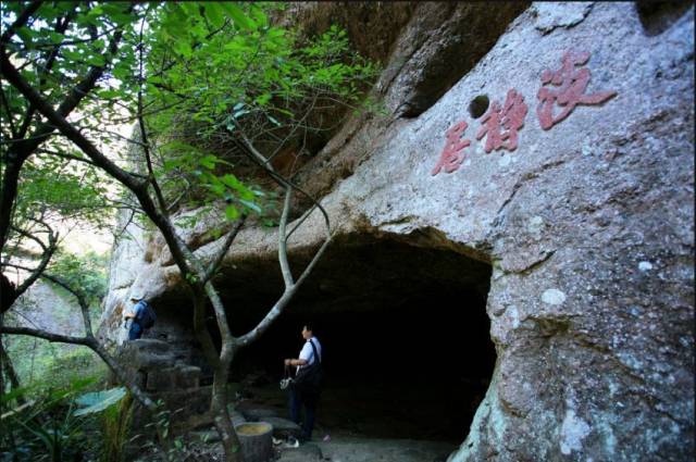 由于地处典型的丹霞地貌区,山体大多垂直插入大地,崖壁与岩壁紧紧相贴