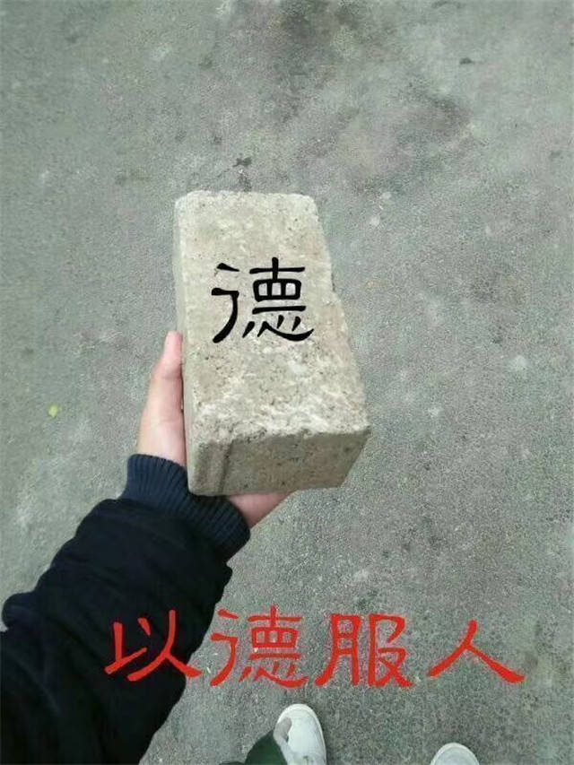 搞笑段子:上课看小说太动情,然后边哭边上讲台