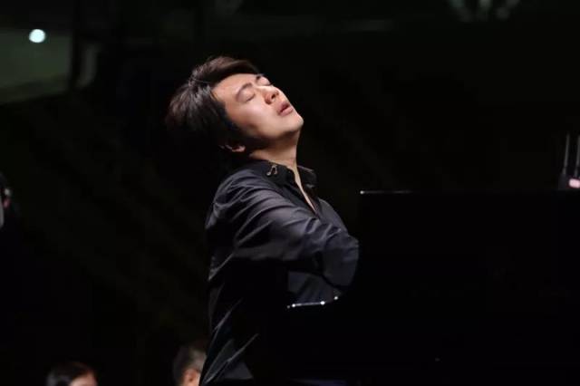 郎朗与著名青年指挥家曹澈,南京爱乐乐团共同献上了冼星海的《黄河