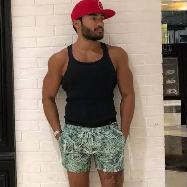 这个肌肉男也太"骚"了?普通人根本做不到.