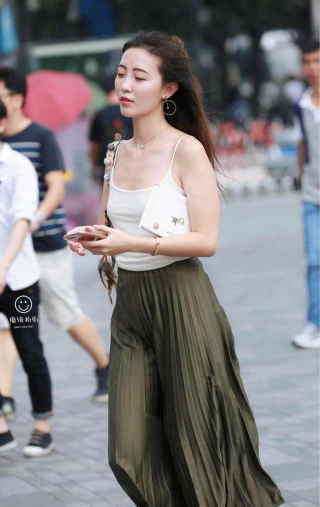 小姐姐一字肩套装,香肩微露也是女性的优雅美