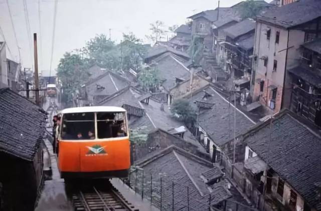 现在大家还可以坐上轮船 享受朝天门两江游 1945年出现的望龙门缆车