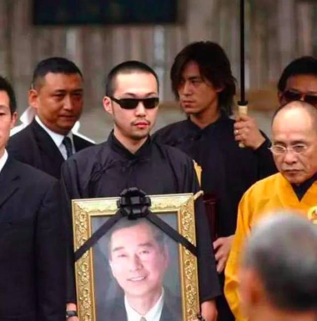 他父亲是黑帮老大,朋友是周杰伦,而他的日常生活却是这样的!