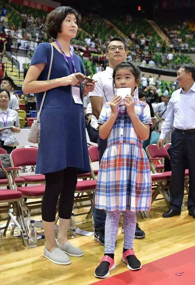 姚明和妻子叶莉新照!夫妻秀恩爱好甜,叶莉很美丽,姚明坐两凳子