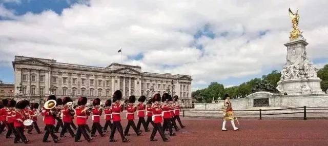 更不容错过的是,探访英国国会大厦,英国首相府等重大场所, 近距离接触