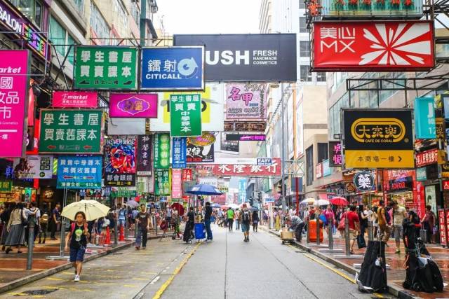 香港女人街位于旺角的中心地带,女人街最出名的是街道中心的摊位,一