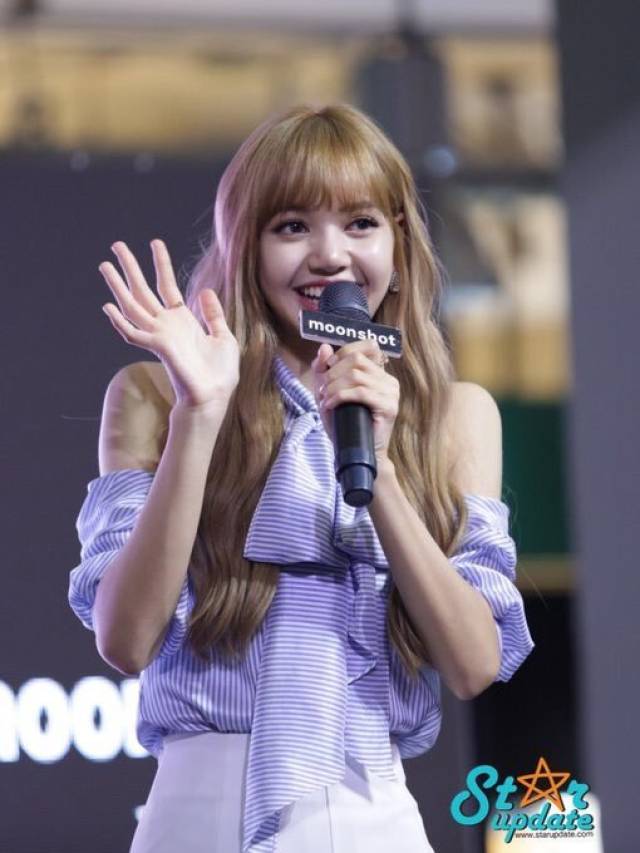 泰国小公主回家了 lisa曼谷出席代言品牌签售会