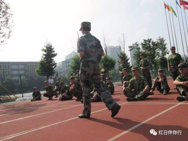 学生宜穿球鞋,军鞋或旅游鞋,忌穿新鞋和高帮鞋以及高跟鞋.