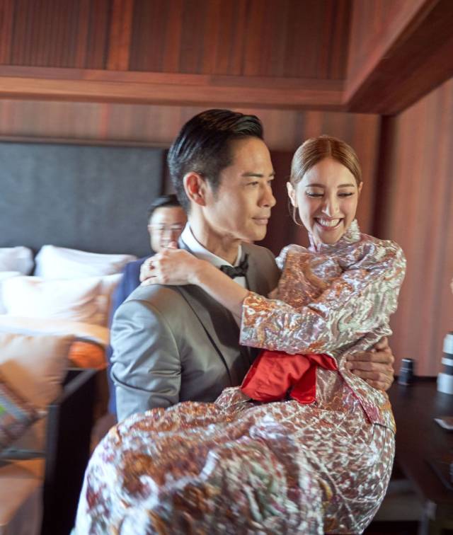 陈凯琳先说了几句感谢的话,接着郑嘉颖就甜蜜地接口说"我老婆说的
