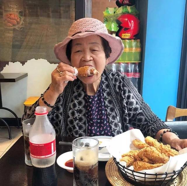 80岁的奶奶吃播:吃饭一定要爽,生活一定要酷!
