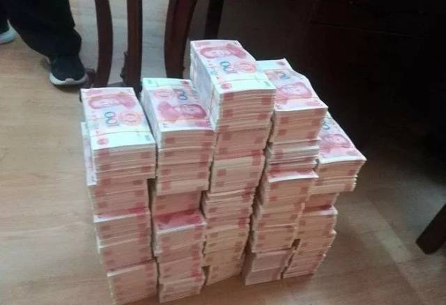 警察闯入他家时,一屋子堆满了"百元大钞"!