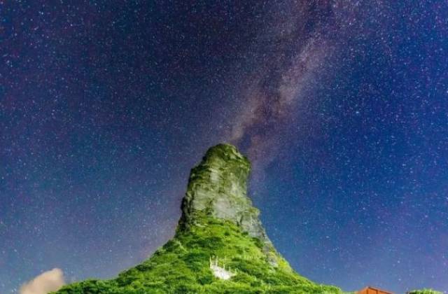 要是晚上能登上红云金顶,只须抬手便可 摘星辰.