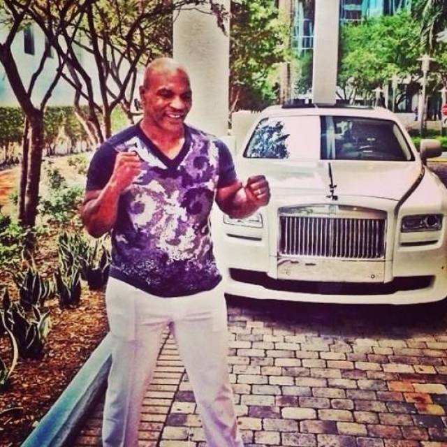 惹毛拳王泰森会有怎样的后果?此人被泰森2分钟打断鼻骨和肋骨!