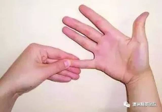 一般来说这类的手指关节痛在疼痛之前,手指关节会有明显的红肿,手掌
