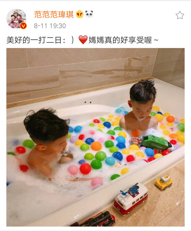 飞飞翔翔泡泡浴  近日,范玮琪在社交平台上po出双胞胎儿子洗澡的照片