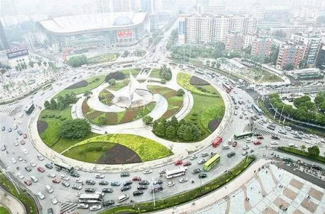 转盘上有红绿灯,到底哪些城市有这种奇葩的设计?