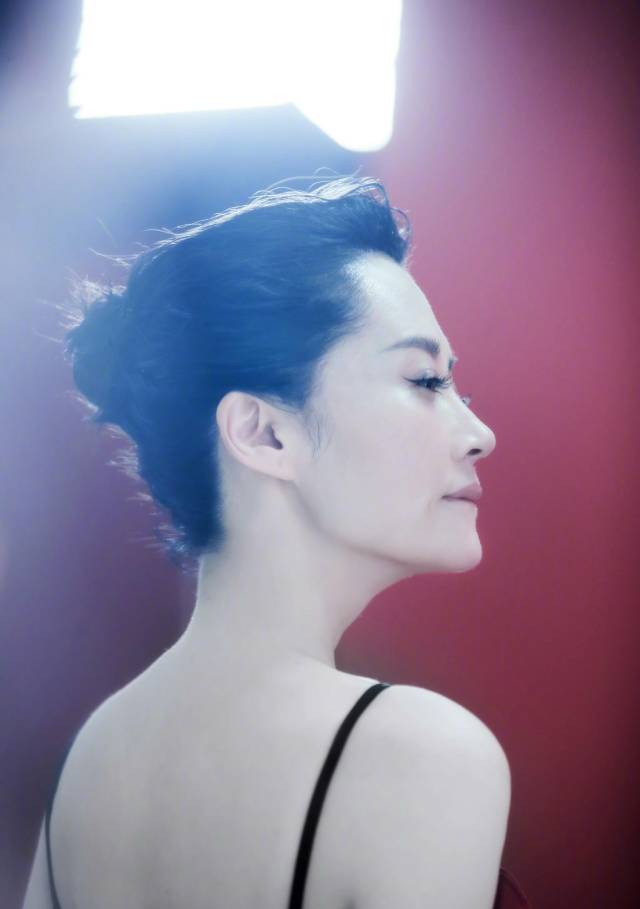 许晴的侧颜真的非常完美,下巴的轮廓和弧度自然而翘挺,鼻子灵秀而挺拔