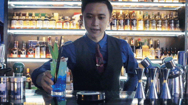 百川用适应性最强的伏特加作为基酒,其中加了蓝橙力娇,柠檬汁和橙汁.