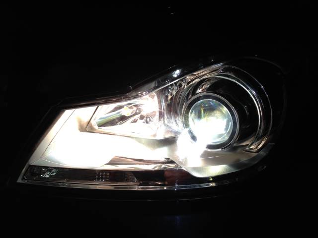 奔驰c200升级氙气大灯led透镜大灯升级改装大灯总成升级案例成都升级