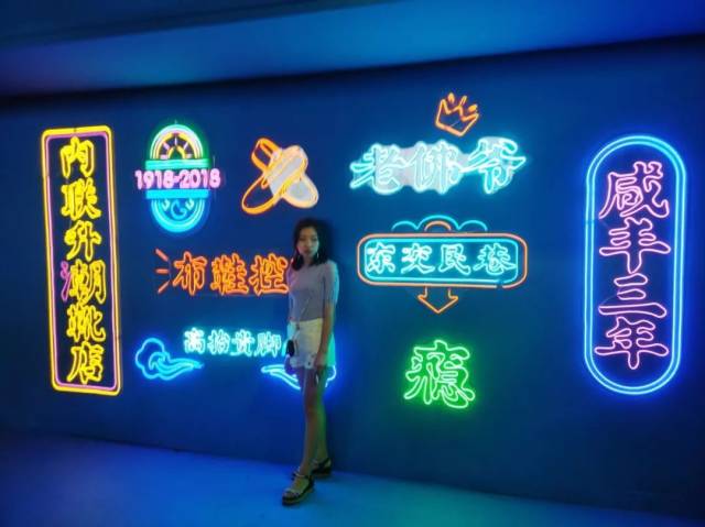 本 其中一侧的霓虹灯墙俨然成了又一个打卡拍照胜地,晚上的时候特别