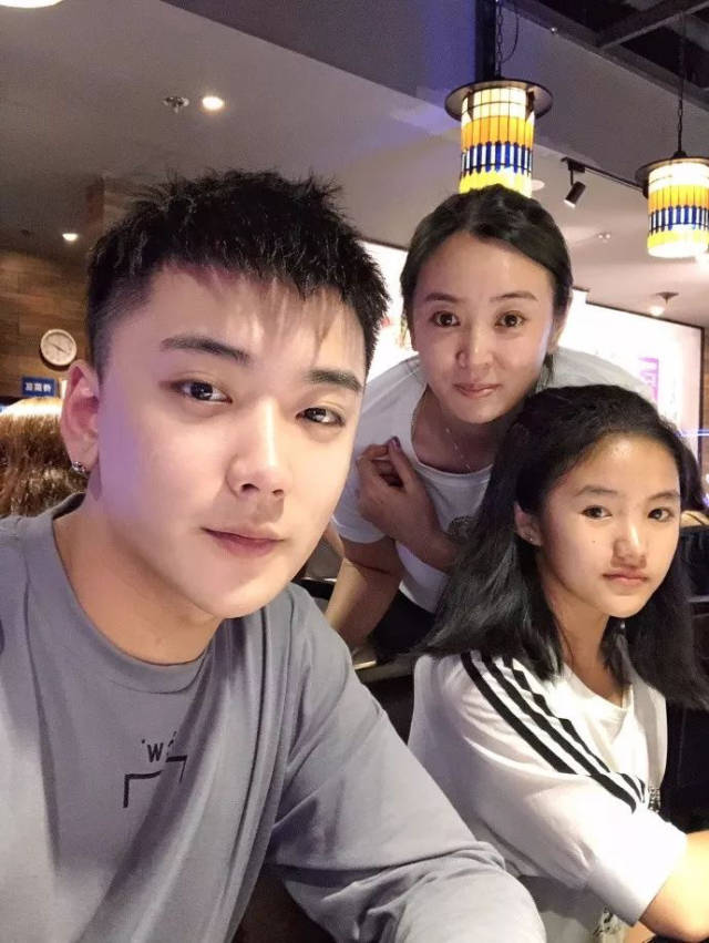 最近还发过他和优优,妈妈三个人的合照.