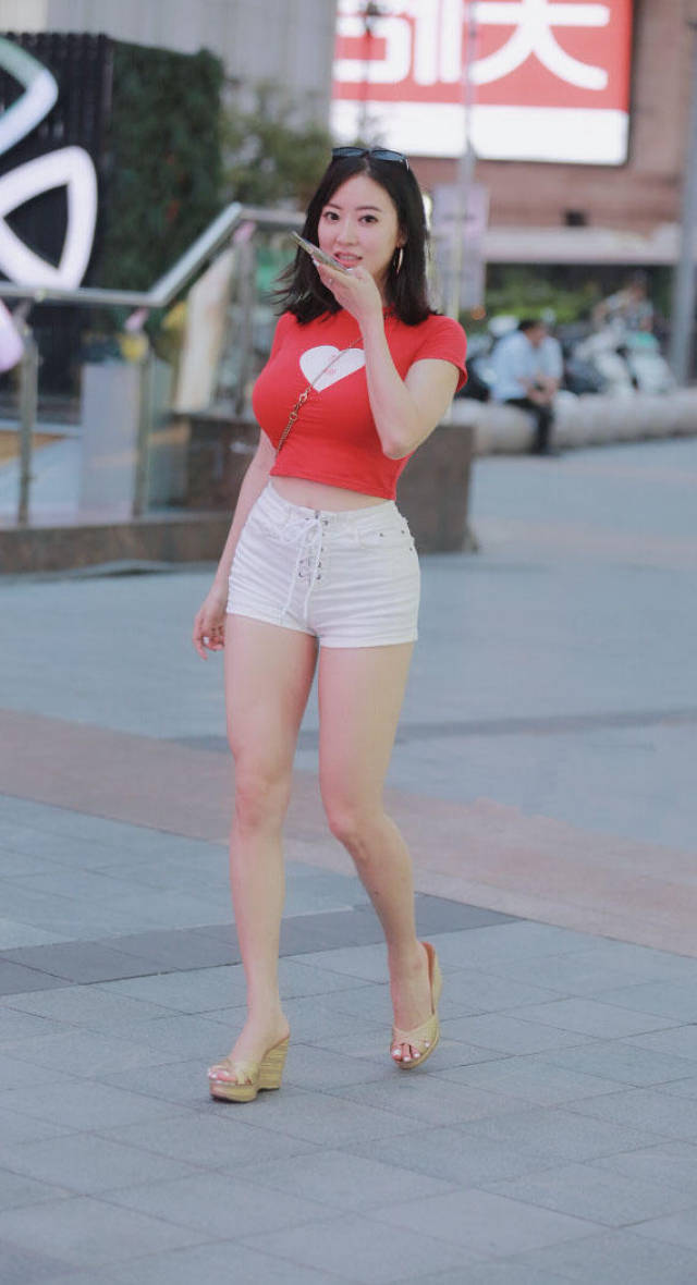 肉感小美眉紧身衣裹住丰腴饱满的臀线,夏天穿这么紧的