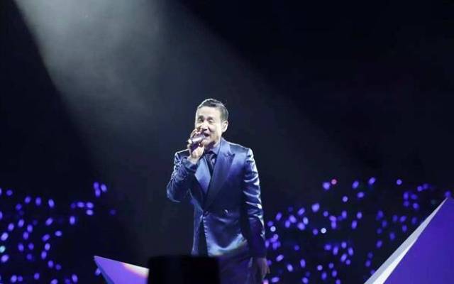 张杰鸟巢演唱会中控应援棒完全复制歌神张学友专用应援棒