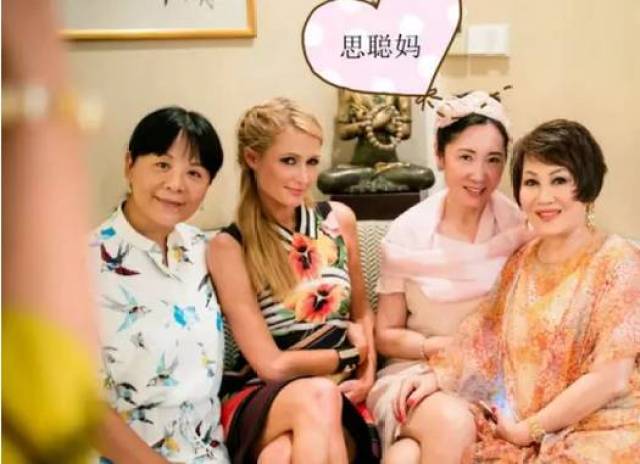 与老公的妈妈林宁,名媛帕丽斯希尔顿等人合影今天来认识下
