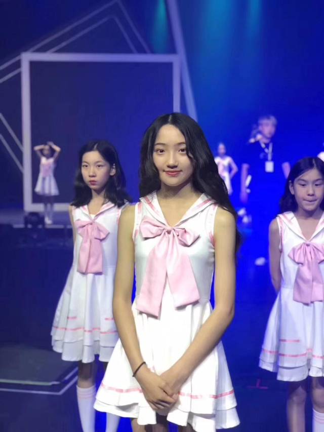 励齐女孩"中国l.c.g组合"魅力首秀 活力四射献唱星动未来演唱会