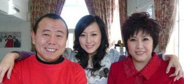 那些长得丑的男明星,潘长江 黄渤 王宝强的老婆最美