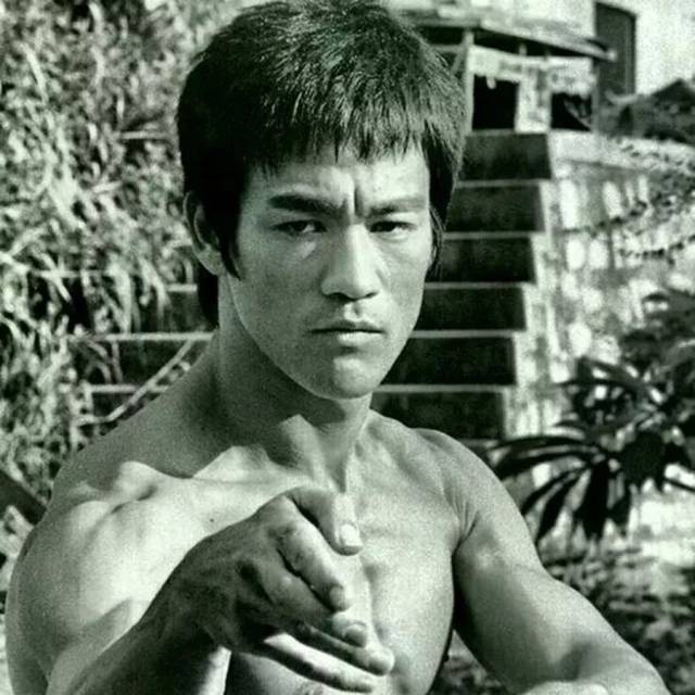 将他摁倒在地, 若干年后,记者采访,李小龙对自己小时候的好勇斗狠表示