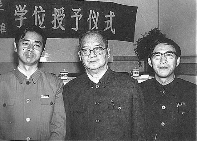 1983年9月,葛剑雄与导师谭其骧教授,周振鹤(左)于复旦大学参加博士