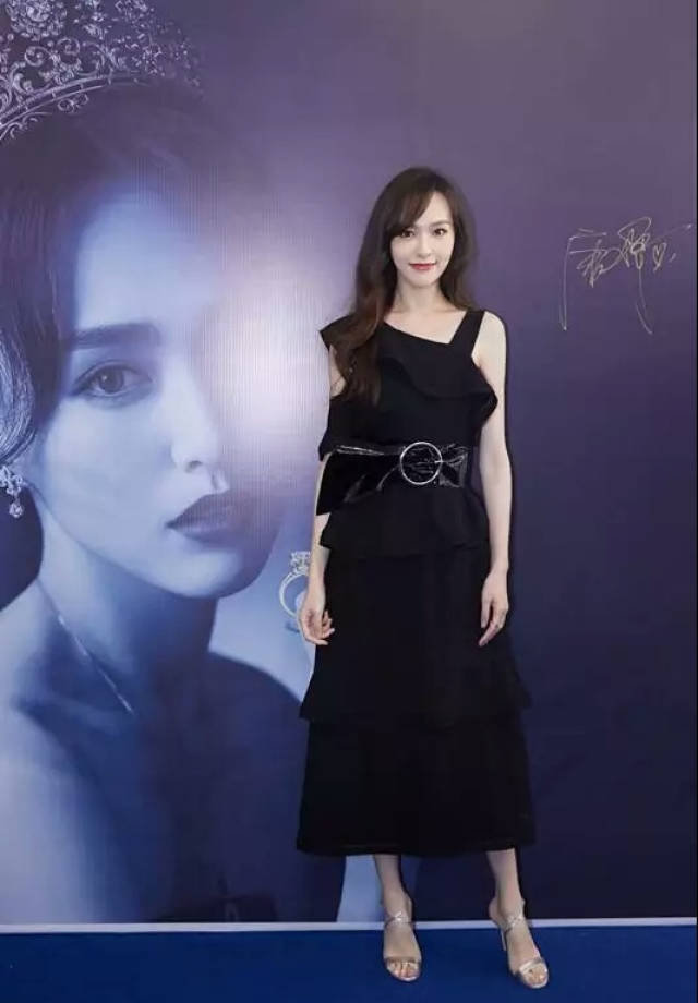 女神唐嫣出席《欧洲攻略》首映发布会,优雅大方魅力时尚