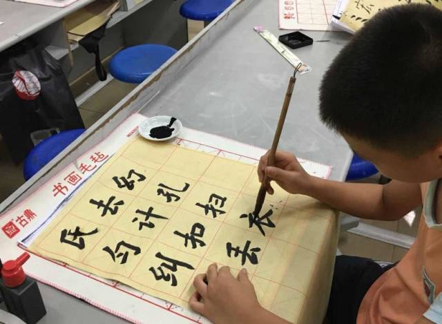 棠下镇天河小学少年宫,书法班学生在认真练习书法.