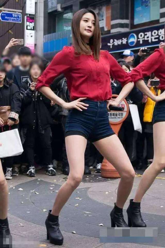 内裤都比短裤长! 韩国女团exid站街热舞被围观