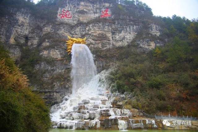 黔南大山悬崖有一大金龙头,源源不断金龙吐水