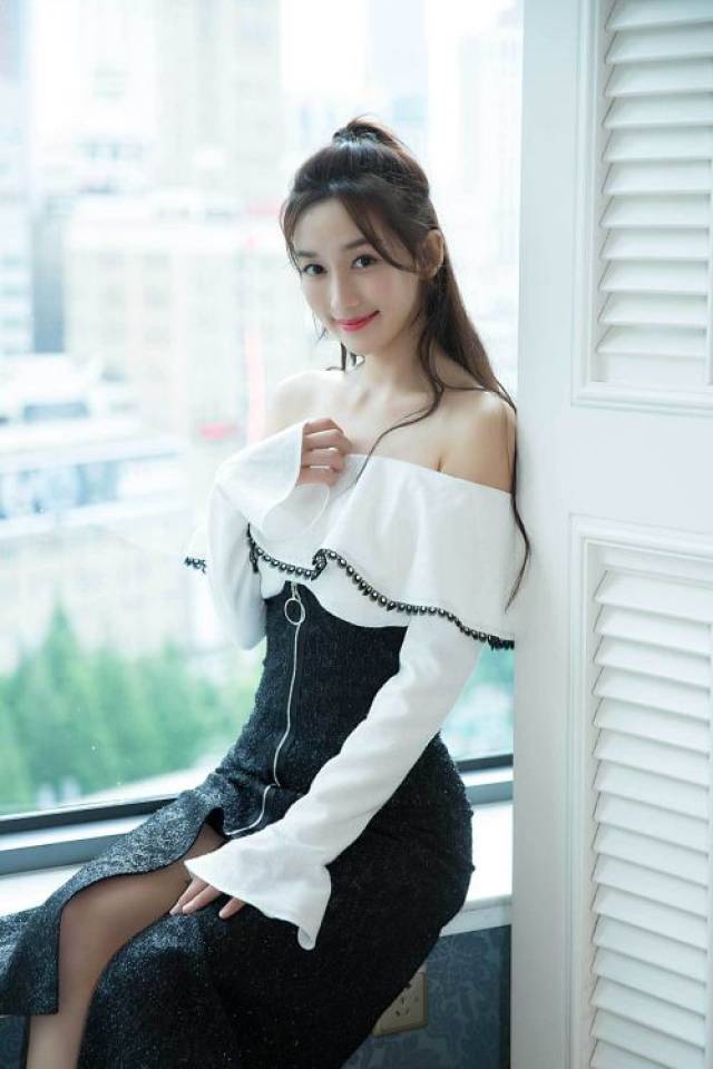 李若宁受邀活动 气质如兰美如画