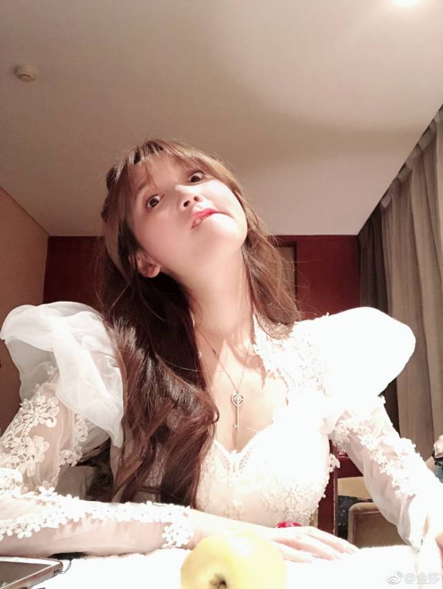 金莎低胸裙秀性感前一秒还是女杀手后一秒却成二货网友:才发现她身材