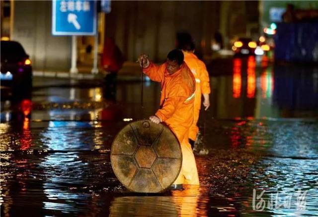 雨中,这些忙碌的身影是否温暖了你