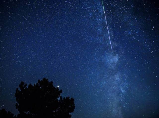 英仙座流星雨!最新照片显示昨晚的流星雨达到顶峰的盛况