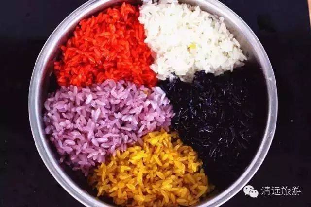 连山人民过节的必备食物,用现磨的糯米粉,包咸馅或甜馅,滑而不粘,皮薄