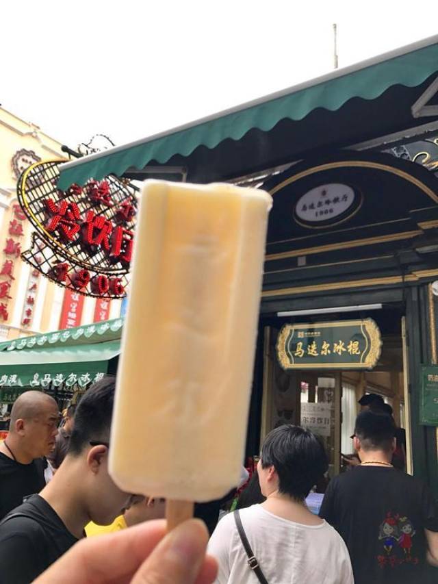 看哈尔滨中央大街的美女,红肠和马迭尔冰棍,你最喜欢哪一个?