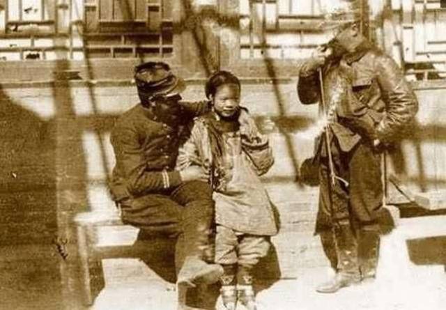 1900年,八国联军占领北京以后,无恶不作,强抢民女.