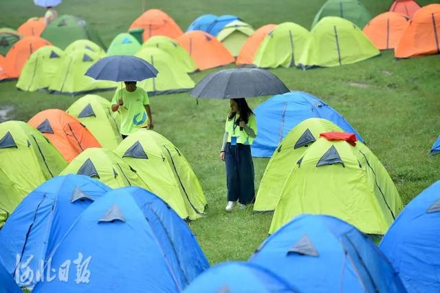围场满族蒙古族自治县莫里莫村,运动休闲体验者正体验帐篷露营生活