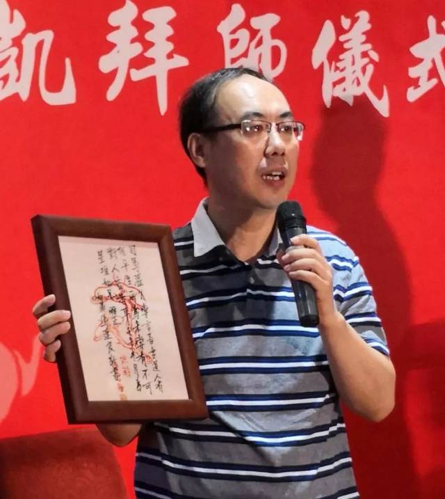 中华全国新闻工作者协会原党组书记翟惠生先生也发来贺信,勉励张凯要