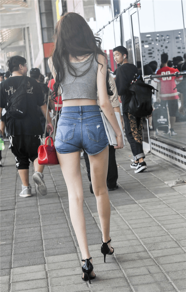 街拍联盟:绝对女神级别,九头身超长腿美女
